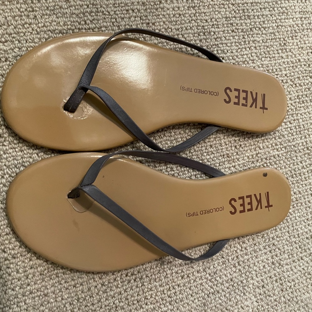there’s flip flops size 9 beige